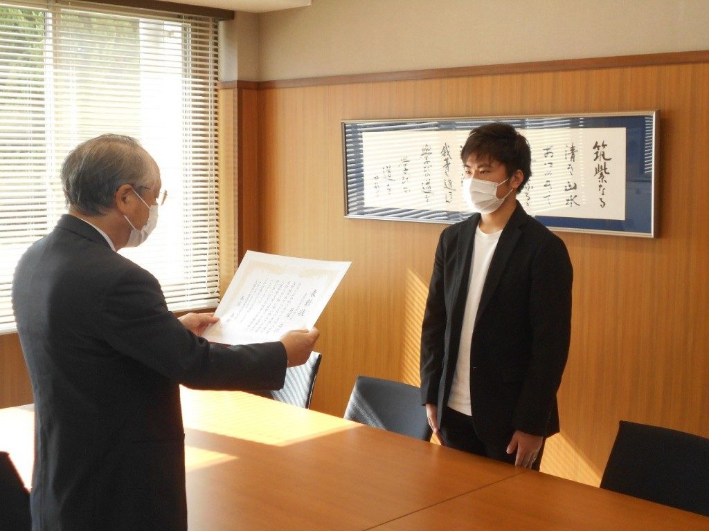 生物応用化学科３年生篠塚さんの善行を表彰しました