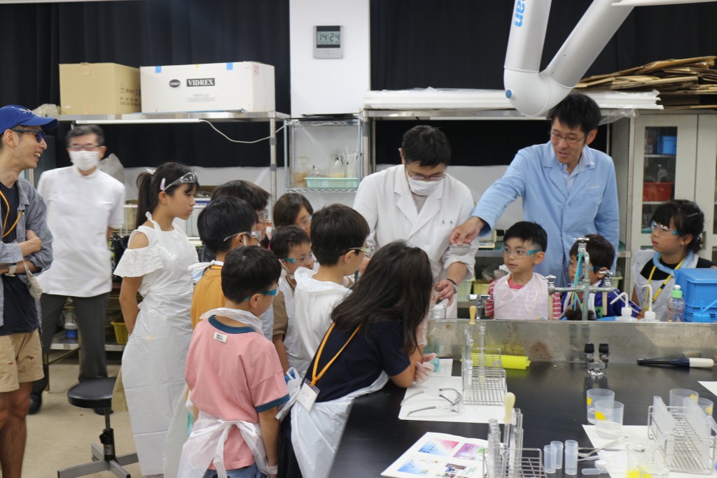 「久留米高専で学ぶ生物化学実験～色の科学～」で小学生が来校しました