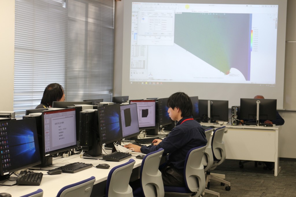 社会人向け公開講座「3D-CAD/CAE（材料力学)講座」を開催しました