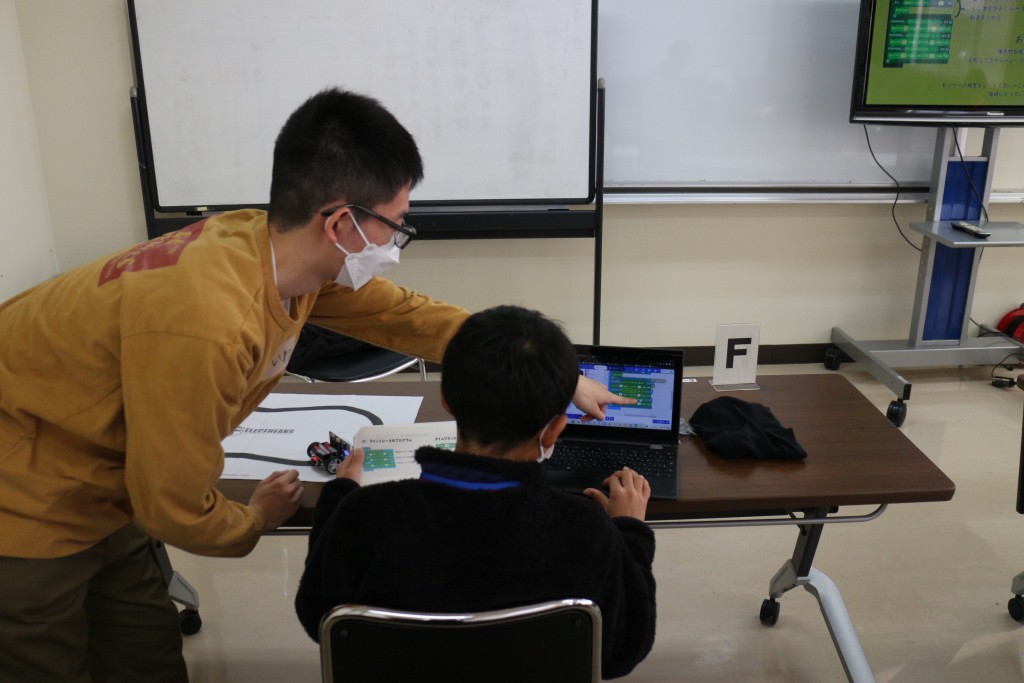 学生が講師となり市内小中学生を対象としたプログラミング教室を開講