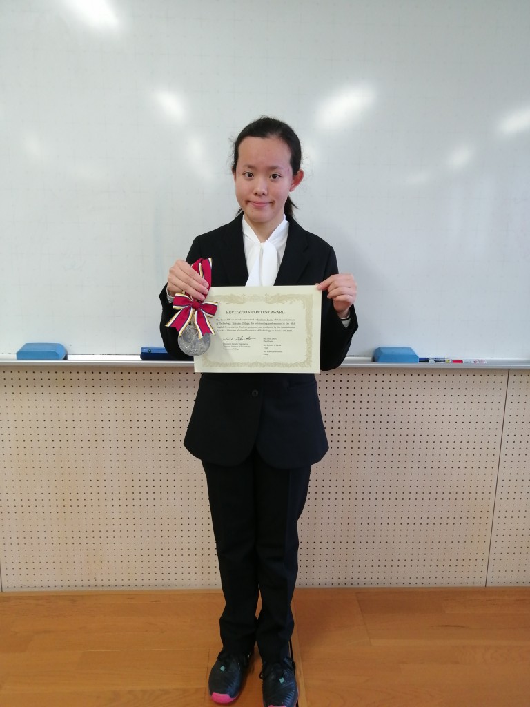 本校英会話部の学生が第５６回九州沖縄地区国立高等専門学校英語プレゼンテーションコンテスト（暗唱部門）で２位に入賞しました