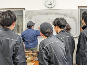 木型製作の説明をする様子