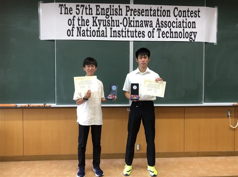 本校英会話部の学生が第５７回九州沖縄地区国立高等専門学校英語プレゼンテーションコンテストの暗唱部門で２位，プレゼンテーション部門で３位に入賞しました