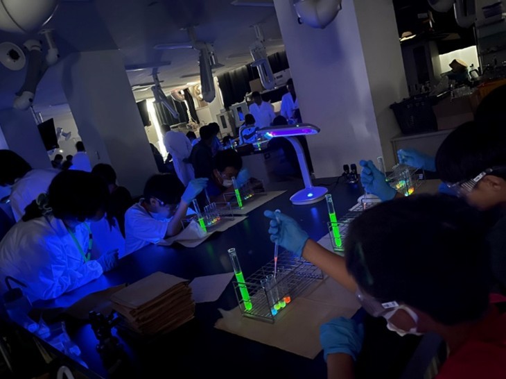 小中学生向け公開講座「化学への招待　―楽しい生物・化学教室－」を開催しました